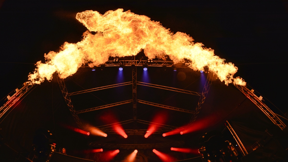 Ohnivá show nad osvětlenou festivalovou scénou STAGE master