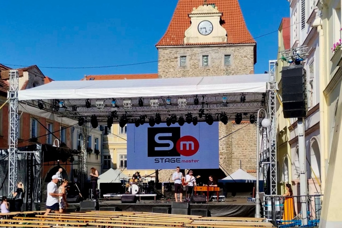 LED obrazovka a pódium u brány, Chodské slavnosti 2025