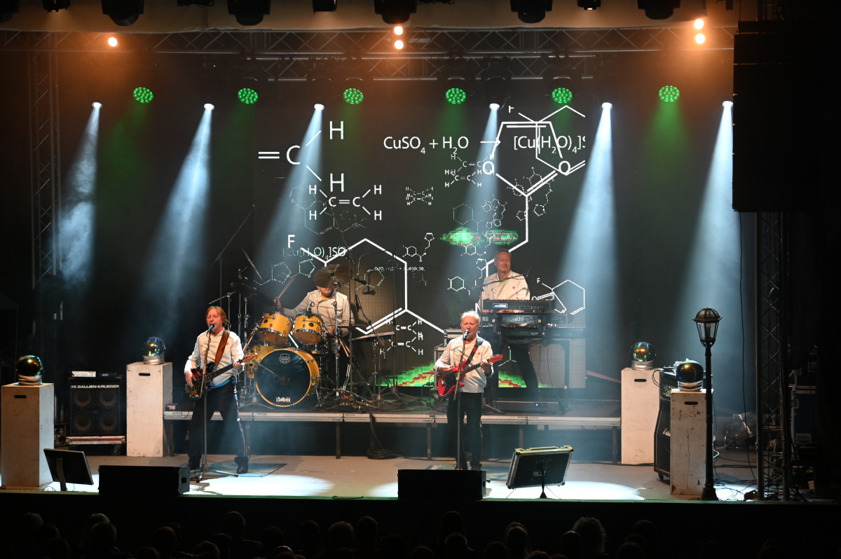Mixážní pracoviště a PA systém na venkovní akci